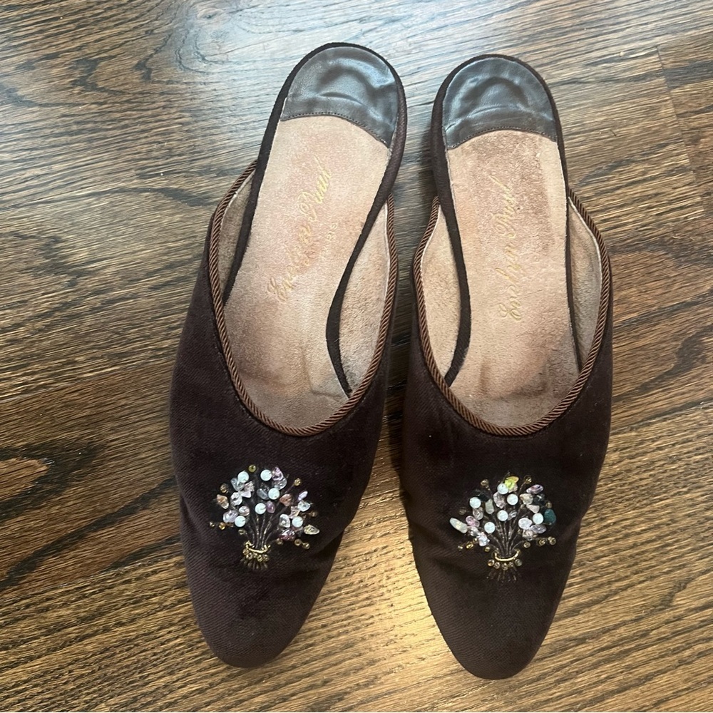 EVELYN PAUL PARIS HAND MADE
Brown Velvet Mule SZ 7